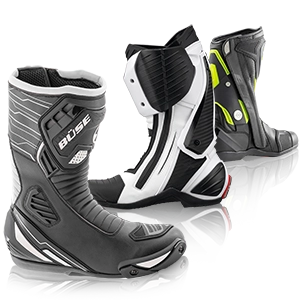Trois bottes de moto avec renfort au niveau des plaquettes de changement de vitesse et protections, disponibles en gris, blanc et noir.